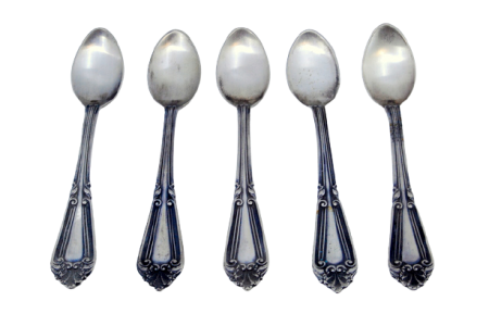  Conjunto de cinco colheres de café em prata com os cabos relevados.